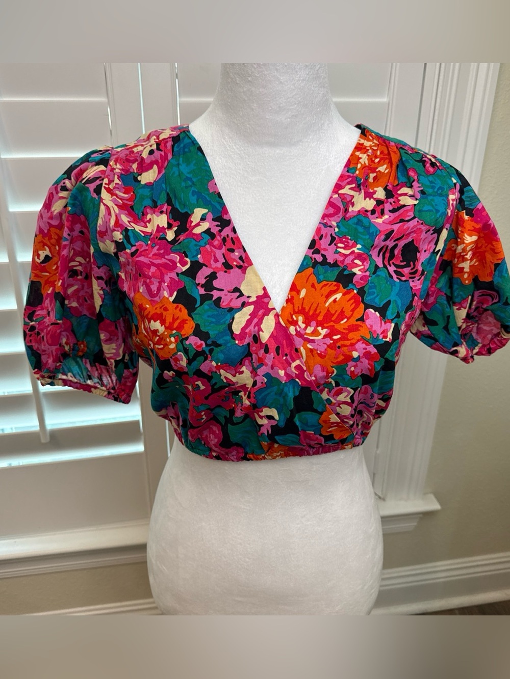 Chelsea and Violet Floral V-Neck Puff Sleeve Crop Top NWT